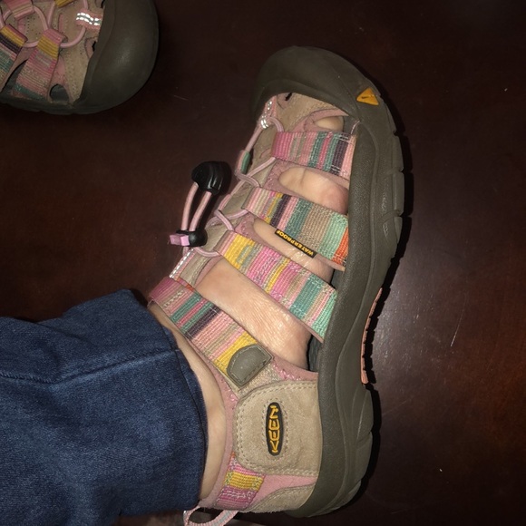 Girls size 4 Keens great shoe slightly used … terrific condition - Picture 2 of 6